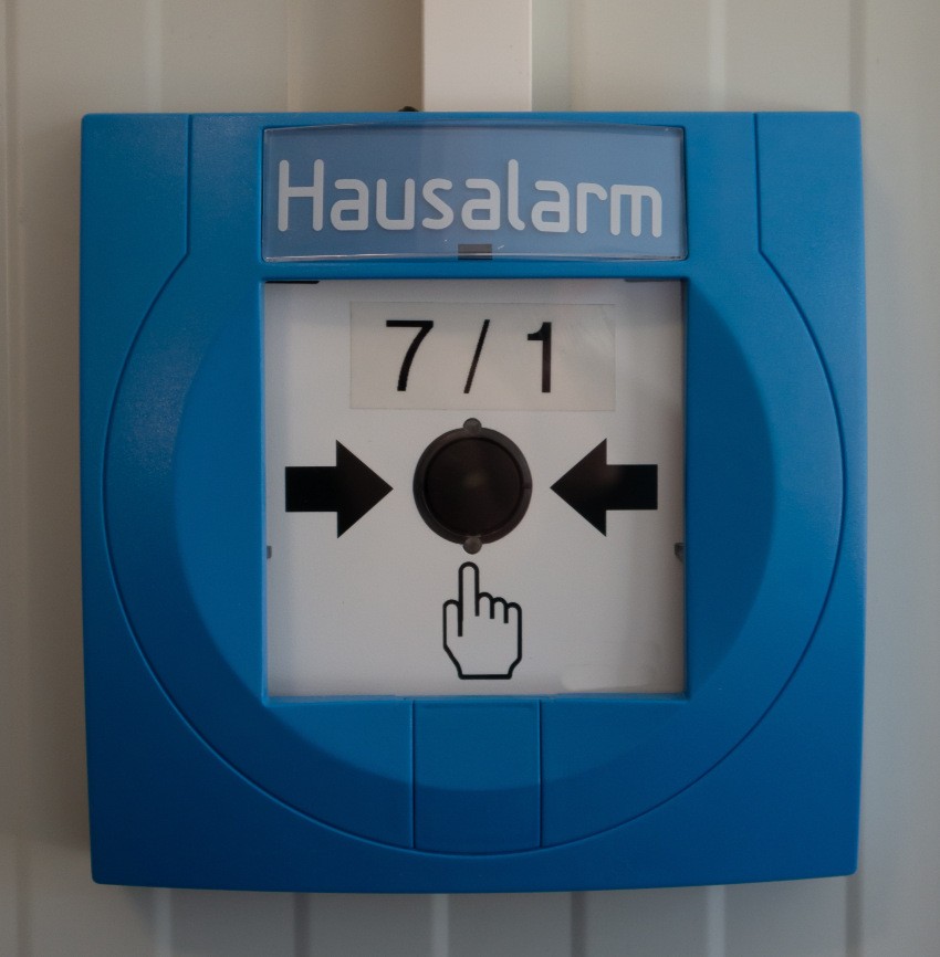 Druckknopfmelder für einen internen Hausalarm