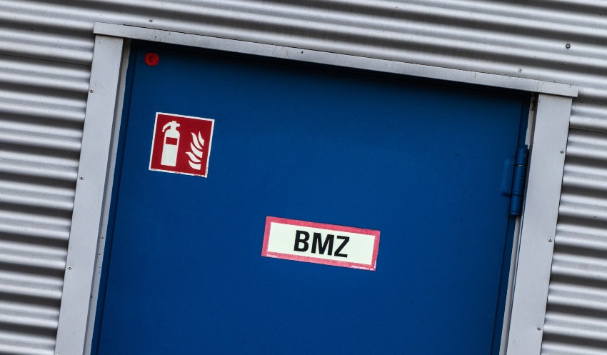 Eine Tür, auf der die Aufschrift BMZ (Brandmeldezentrale) angebracht ist.