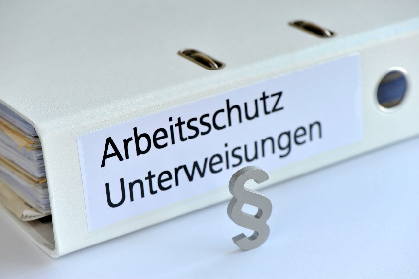 Ein Ordner mit der Aufschrift "Arbeitsschutz Unterweisung" Betrieblicher Brandschutz