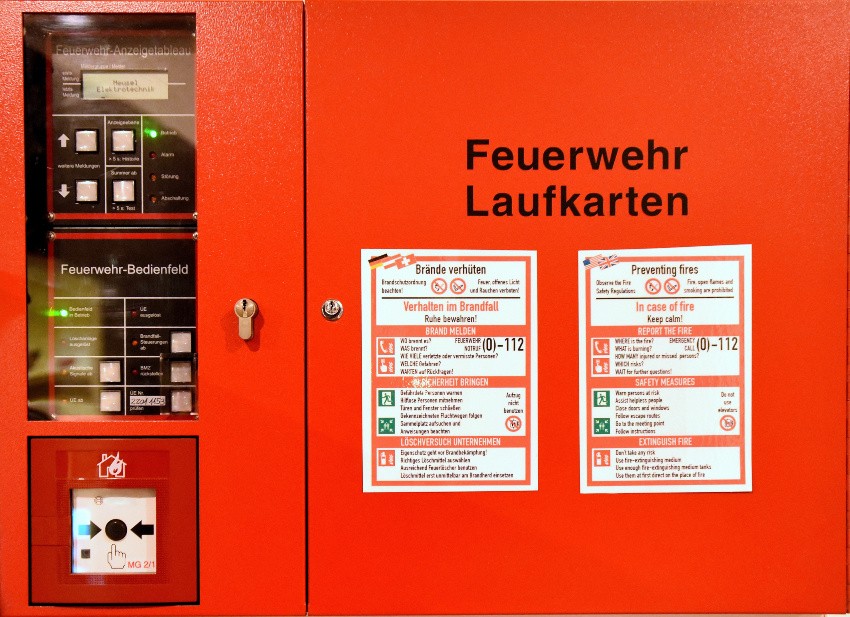 Ein roter Kasten mit der Aufschrift "Feuerwehr-Laufkarten" 