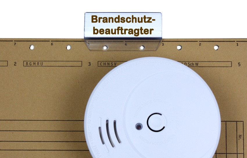 Auf einem Aktendeckel ist ein Reiter mit der Aufschrift "Brandschutzbeauftragter" angebracht