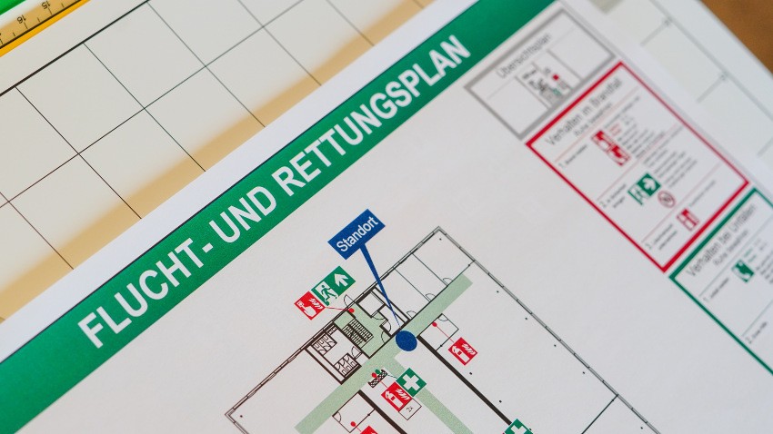 Im Bild ist ein Flucht- und Rettungsplan zu sehen