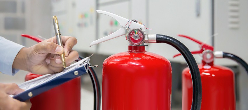 Die Überprüfung von Feuerlöschern wird auf einem Klemmbrett protokolliert