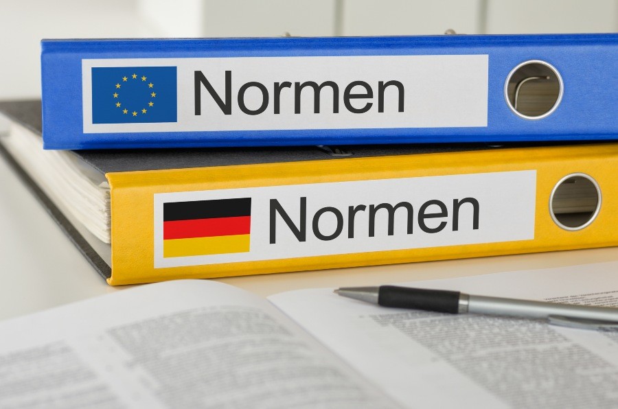 2 Aktenordner, ein mal EU Normen, ein mal deutsche Normen