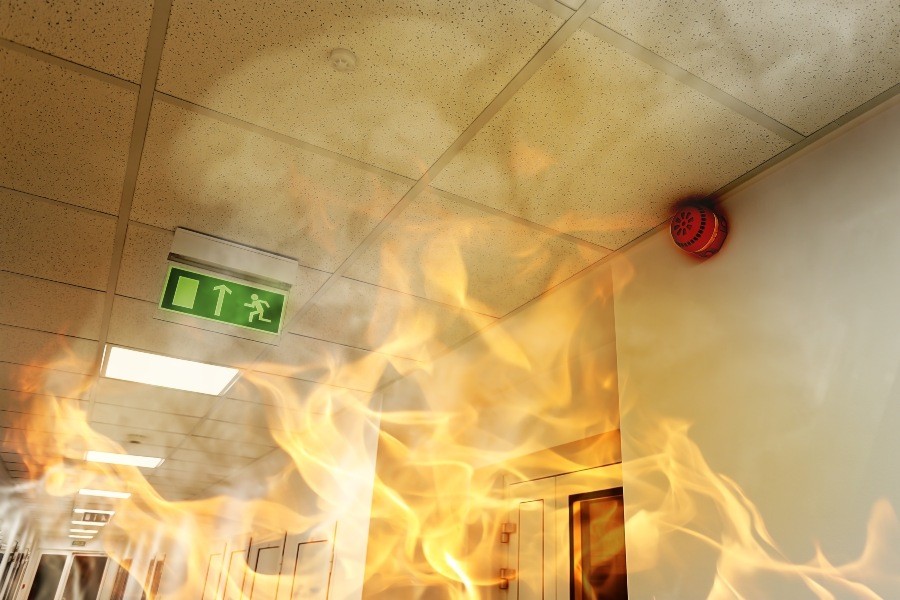 Feuer in einem Büro - Rauchmelder, Feuermelder, Kohlenmonoxidmelder