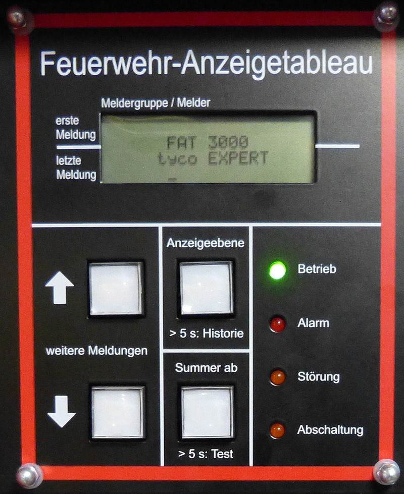 Detailansicht eines Feuerwehr-Anzeigetableaus neuerer Bauart