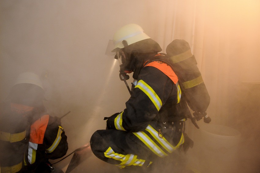 Feuerwehrleute haben Einsatz, starke Rauchentwicklung