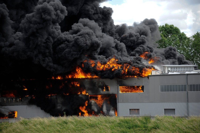 Lagerhalle brennt