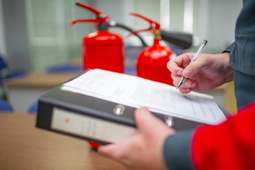 Inspektion von Feuerloeschern