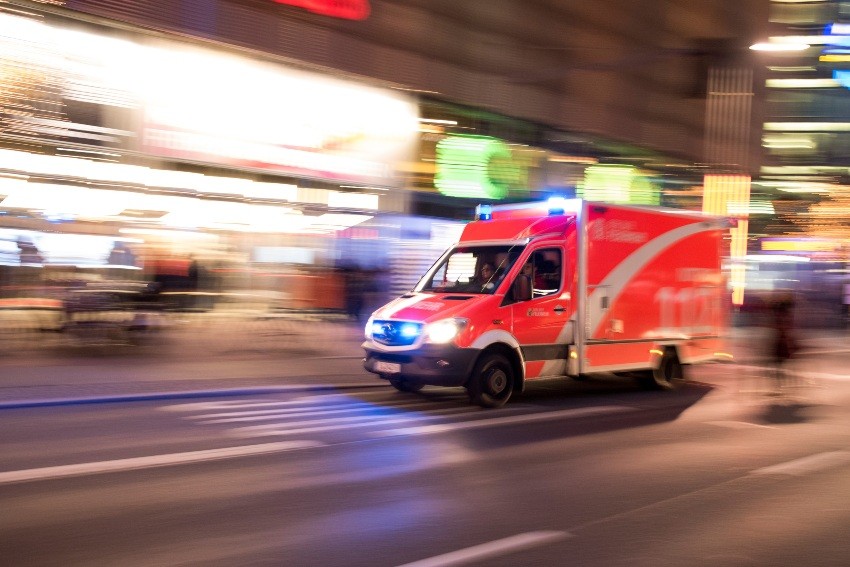 Rettungswagen der Feuerwehr mit Blaulicht - Feuerwehraufschaltung