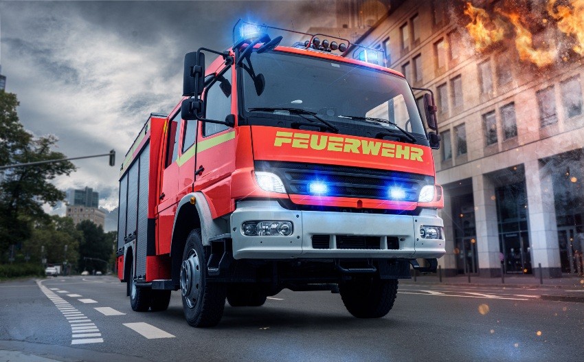 Feuerwehrauto, Gebäude in Flammen 