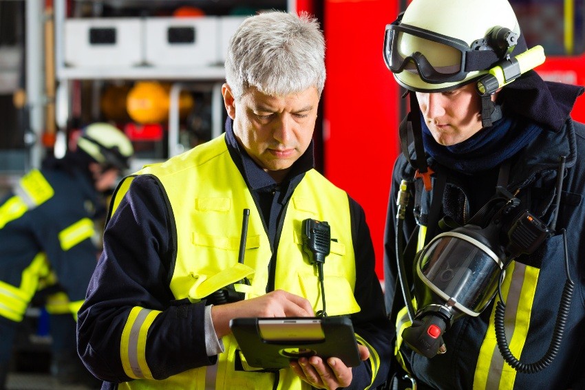 Feuerwehrleute - Das Zurücksetzen der Brandmeldeanlage muss die Feuerwehr genehmigen