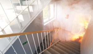 Feuer-im-Treppenhaus - Brandschutz und Versicherungsschutz