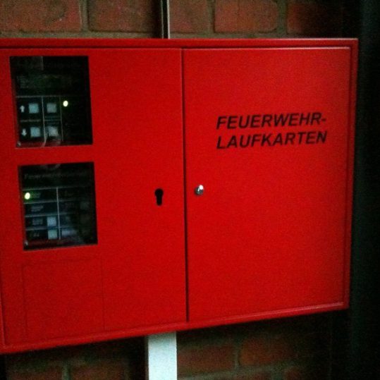 Brandmeldezentrale-mit-Feuerwehrlaufkarten